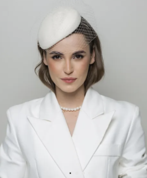 Ślubny toczek z woalką w kolorze ecru