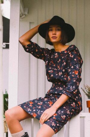 Sukienka Bea czarna w kwiaty z bawełny organicznej